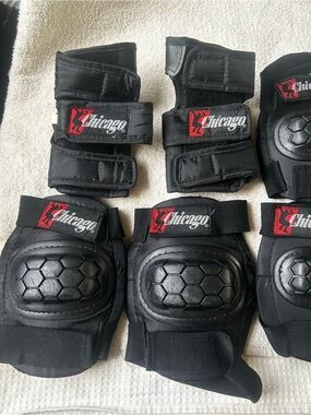 (4)Chicago Honeycomb Black Protective Pads (2) wrist (s)